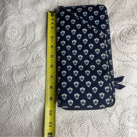 Vera Bradley Quilted Fabric Travel Organizer Wallet Navy & White Pattern Zipper - Picture 4 of 5